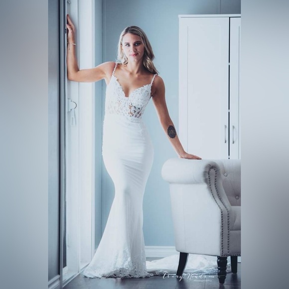 Enzoani : Mckinley : Ivory/Nude : Wedding Dress : Mermaid,train : V-Neck straps - Picture 16 of 16